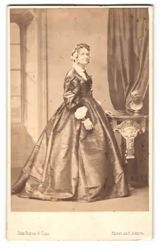 Fotografie John Burton & Sons, Birmingham, Dame mittleren Alters im hochwertigen Biedermeierkleid
