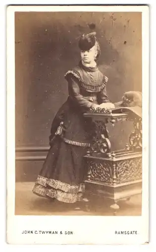 Fotografie John C. Twyman Son, Ramsgate, Junge Dame im noblen Biedermeierkleid mit Federhut