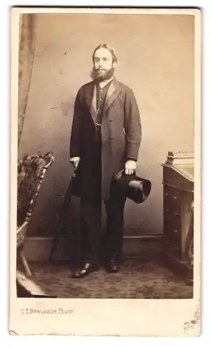 Fotografie C. T. Newcombe, London, 135. Fenchurch Street, Junger Herr mit Vollbart im edlen Anzug mit Zylinder