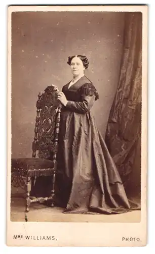 Fotografie Mrs. Williams, Wolverhampton, Darlington Street, Frau mittleren Alters im dunklen Rüschenkleid