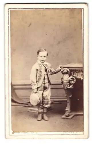 Fotografie R. Wingfield, Worcester, 33. Sidbury, Knirps im verzierten Anzug düster blickend