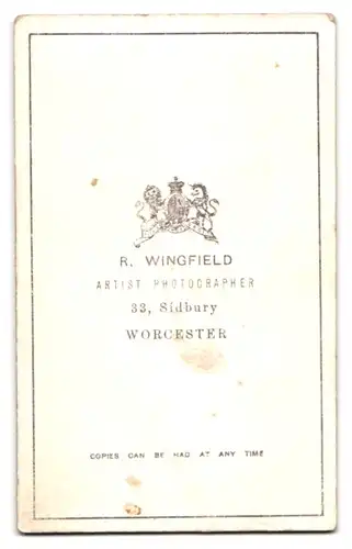 Fotografie R. Wingfield, Worcester, 33. Sidbury, Knirps im verzierten Anzug düster blickend