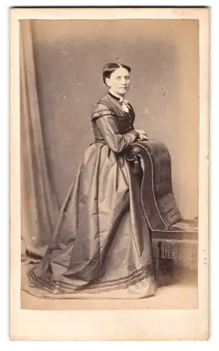 Fotografie J. Reay, St. Bees, To the college, Junge Dame mit hoch gestecktem Haar im Kleid mit grosser Brosche am Kragen