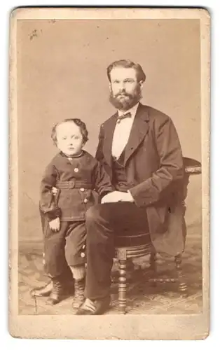 Fotografie Eduard Tannhof, Berlin, Schönhauser Allee 6, Stolzer Vater im edlen Kostüm mit seinem Sohnemann