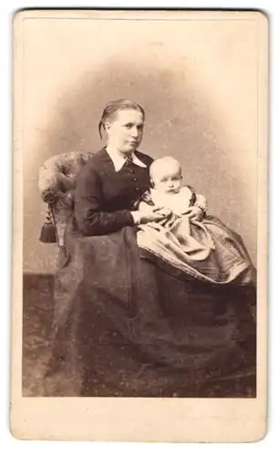 Fotografie Hermann Selle, Potsdam, York-Strasse 4, Stolze Mutter im edlen Kleid mit Brosche und ihrem Nachwuchs im Schoss