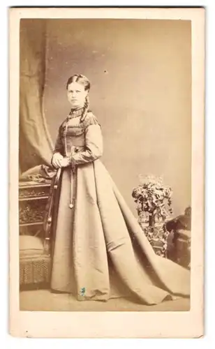 Fotografie C. Hawkins, Brighton, 38. Preston Street, Junge Dame im langen, verzierten Kleid mit teurem Schmuck