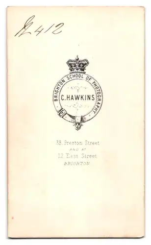 Fotografie C. Hawkins, Brighton, 38. Preston Street, Junge Dame im langen, verzierten Kleid mit teurem Schmuck
