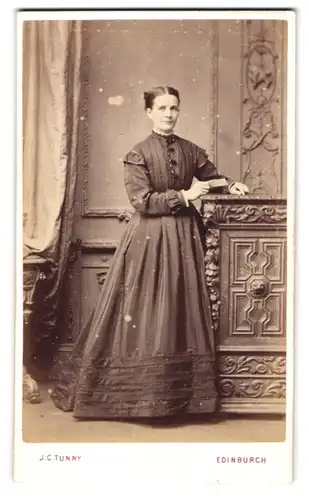 Fotografie J. C. Tunny, Edinburgh, 93. Princes Street, Dame mittleren Alters im hoch verschlossenen Kleid
