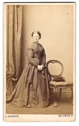 Fotografie J. Shearer, Aberdeen, 242. Union Street, Dame mittleren Alters im samtenen Kleid mit prunkvoller Halskette