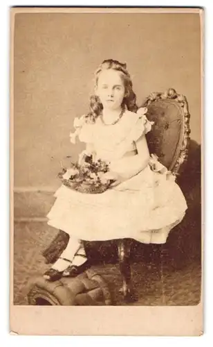 Fotografie Mess. Turner & Comp., Islington, 10. Barnsbury Park, Kleines Mädel im weissen Kleid mit Perlenhalskette