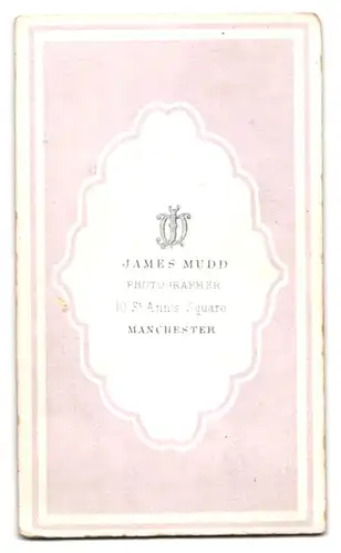 Fotografie James Mudd, Manchester, 10. St. Ann`s Square, Kleines Mädel im samtenen Rüschenkleid und Perlenhalskette