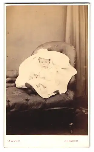Fotografie Sawyer, Norwich, 46. London Street, Niedliches Kleinkind im übergrossen, strahlend weissem Kleid