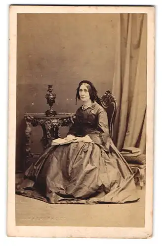 Fotografie Sawyer, Norwich, 46. London Street, Gestandene Frau im edlen Rüschenkleid mit Brosche am Kragen