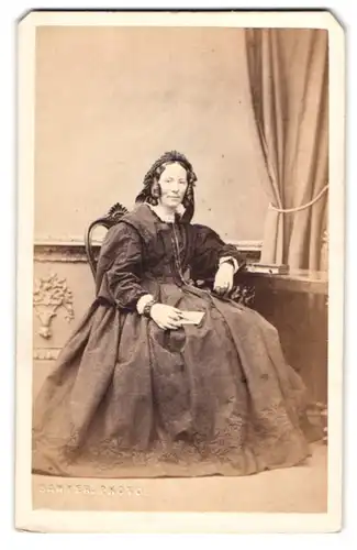 Fotografie Sawyer, Norwich, 46. London Street, Dame mittleren Alters m. gelockter Hochsteckfrisur im weiten Rüschenkleid