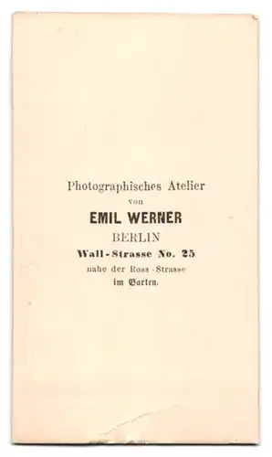 Fotografie Emil Werner, Berlin, Wallstrasse 23, Junger Herr mit Spitzbart im langen Mantel mit Zylinder in der Hand