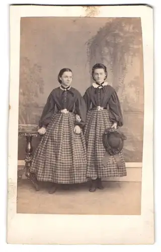 Fotografie unbekannter Fotograf und Ort, Junges Schwesternpaar in verzierten Rüschenkleidern