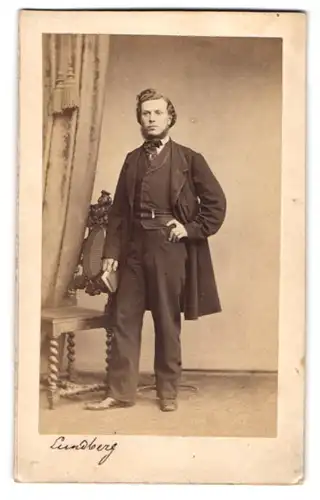 Fotografie H. Prothmann, Königsberg, Münzstrasse 4, Gutbürgerlicher Herr im edlen Zwirn mit Buch in der Hand
