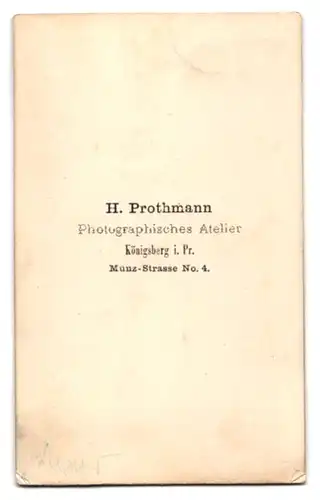 Fotografie H. Prothmann, Königsberg, Münzstrasse 4, Gutbürgerlicher Herr im edlen Zwirn mit Buch in der Hand