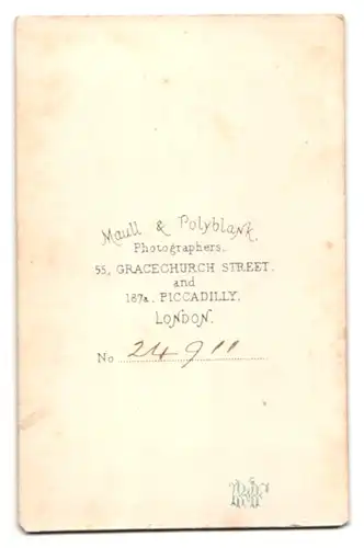 Fotografie Maull & Polyblank, London, 55. Gracechurch Street, Gestandener Greiss im edlen Kostüm in einem Buch lesend