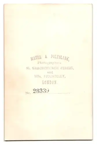 Fotografie Maull & Polyblank, London, 55. Gracechurch Street, Junger Mann im gutbürgerlichem Zwirn mit Arm in der Hüfte