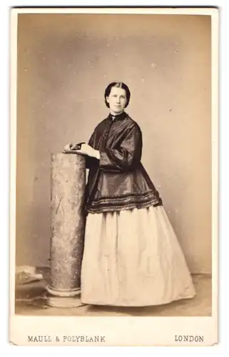 Fotografie Maull & Polyblank, London, 55. Gracechurch Street, Heranwachsende Dame im verzierten Biedermeierkleid