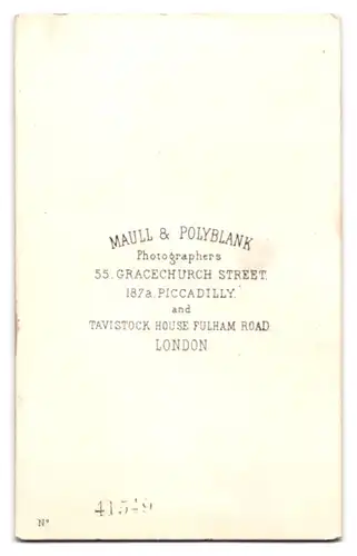 Fotografie Maull & Polyblank, London, 55. Gracechurch Street, Junges Mädchen im teuren Kleid mit angeödetem Blick