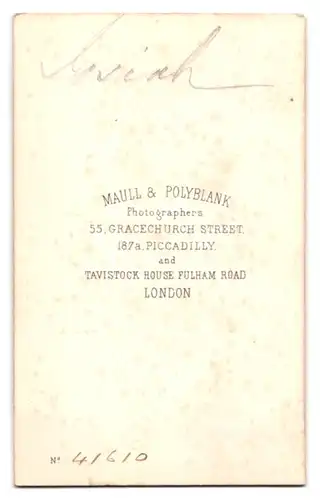 Fotografie Maull & Polyblank, London, 55. Gracechurch Street, Stattlicher Herr mit Schifferkrause im edlen Gewand