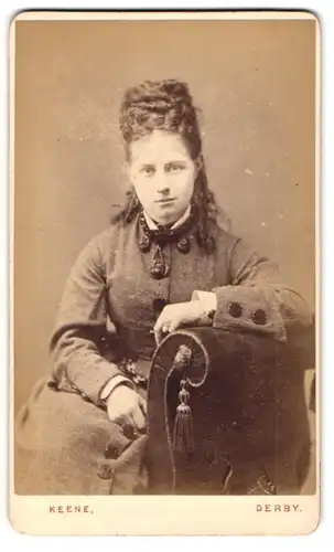 Fotografie Richard Keene, Derbey, Portrait junge Engländerin im schlichten Kleid mit hochgesteckten lockigen Haaren