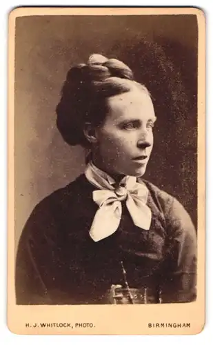 Fotografie H. J. Whitlock, Birmingham, Portrait junge Engländerin mit hochgesteckten geflochtenen Haaren