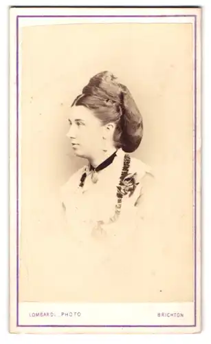 Fotografie Lombardi, Brighton, englische Dame im hellen Kleid mit hochgebundenen Haaren und Brosche