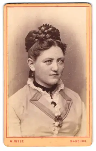 Fotografie W. Risse, Marburg, Bahnhofstr., Portrait junge Frau im Biedermeierkleid mit hochgebundenen Haaren