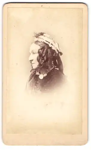Fotografie F. Treble, Norwich, King Str., Portrait englische Dame im Samtkleid mit Haube und Korkenzieherlocken