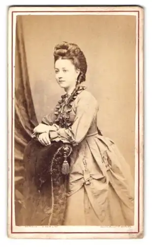 Fotografie W. Hart, Birmingham, Portrait hübsche junge Dame mit hochgesteckten Haaren und Korkenzieherlocken