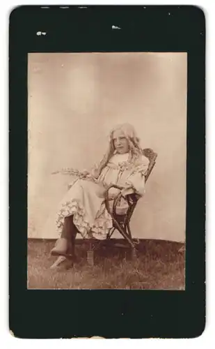 Fotografie unbekannter Fotograf und Ort, Portrait süsses Mädchen im hellen Kleid mit blonden Korkenzieherlocken