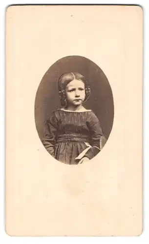 Fotografie unbekannter Fotograf und Ort, süsses Mädchen Lolle im Kleid mit Zöpfen, sehr frühe Fotografie vom Mai 1845