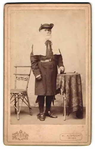 Fotografie Heinrich Albrecht, Wien, Portrait älterer Herr als bei der Fusswaschung im Atelier