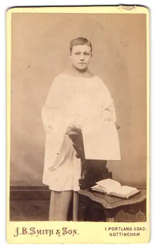 Fotografie J. B. Smith & Son, Nottingham, Portland Road 1, junger Küster im Gewand mit aufgeschlagender Bibel