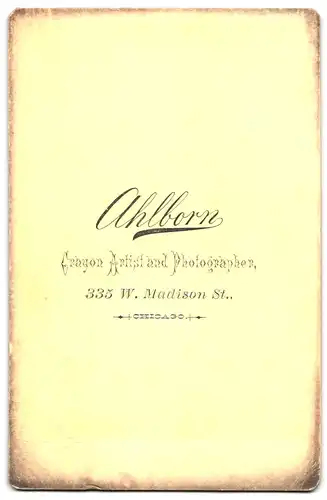 Fotografie Ahlborn, Chicago, W. Madison St. 335, Amerikaner im Anzug mit gepflegtem Vollbart und Brille