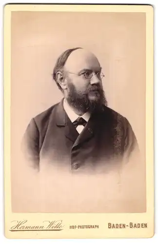 Fotografie Hermann Witte, Baden-Baden, Portrait Ludwig Sevin Senior im Anzug mit Vollbart und hoher Stirn