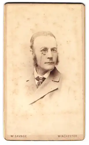 Fotografie W. Savage, Winchester, Portrait feiner englischer Herr im Tweedanzug mit Koteletten und Monokel