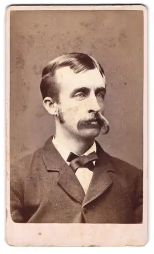Fotografie M. M. Hayden, Lowell / MA., Portrait amerikaner im Anzug mit Walrossbart