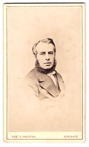 Fotografie Rob. H. Preston, Penzance, Portrait Herr im Anzug mit Kinnbart