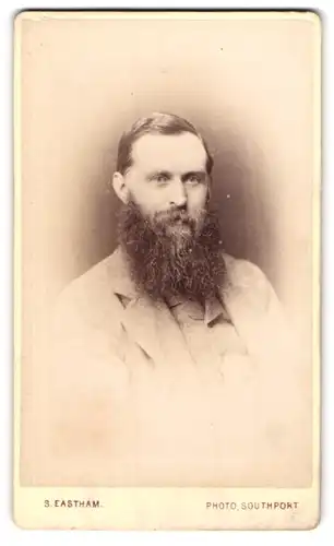 Fotografie S. Eastham, Southport, Portrait englischer Gentleman im Tweed Anzug mit Vollbart
