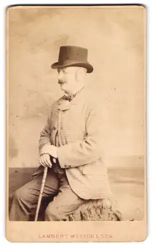 Fotografie Lambert Weston & Son, Dover, Portrait Herr im karierten Tweed Anzug mit Zylinder und Flanierstock, Dandy