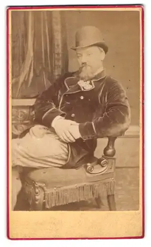 Fotografie Liverpool & London Photg. Co., Liverpool, Portrait stattlicher englischer Herr im Samtanzug mit Melone, Dandy