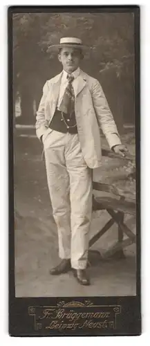 Fotografie F. Brüggemann, Leipzig, junger Mann im weissen Anzug mit Sommerhut und Schlips