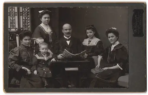 Fotografie A. Müller, Nürnberg, Tetzelg. 45, Elternpaar mit vier Kindern beim Fotograf
