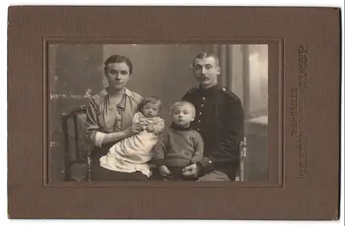 Fotografie Atelier Gäbler, Leipzig-Schönefeld, Schmidt-Rühlstr. 2, Mutter mit Baby & Vater in Uniform mit Sohn