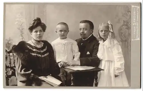 Fotografie Atelier Samson, Düsseldorf, Schadowstr. 77, Elternpaar mit Sohn & Tochter in weissen Kleidern
