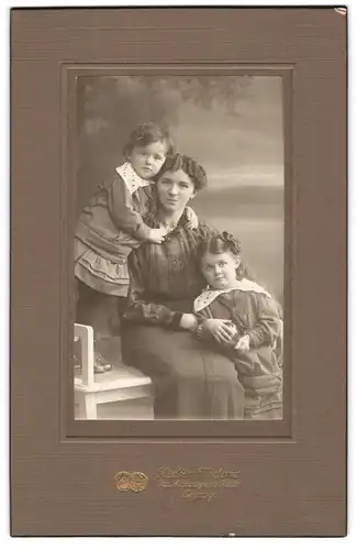 Fotografie Atelier Victoria, Leipzig, Mutter mit ihren Töchtern um 1914